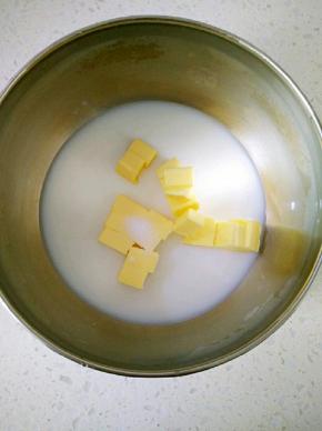 7接下来做泡芙，锅中加入黄油和牛奶，水，盐，小火加热煮开离火。