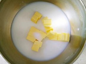 7接下来做泡芙，锅中加入黄油和牛奶，水，盐，小火加热煮开离火。