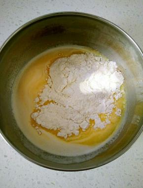 8加入提前筛好的低筋面粉，快速搅拌。