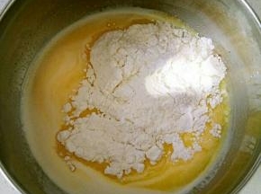 8加入提前筛好的低筋面粉，快速搅拌。