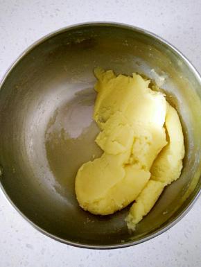 9再小火不停翻炒，蒸发水分，锅底一层薄膜关火。