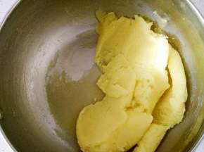 9再小火不停翻炒，蒸发水分，锅底一层薄膜关火。