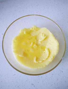 10把面团放入干净的容器，用刮刀摊平散热，鸡蛋打散，少量多次加入面糊里。