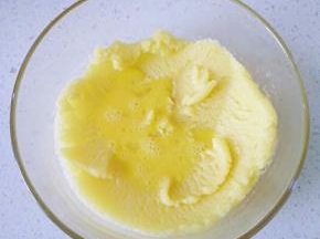 10把面团放入干净的容器，用刮刀摊平散热，鸡蛋打散，少量多次加入面糊里。