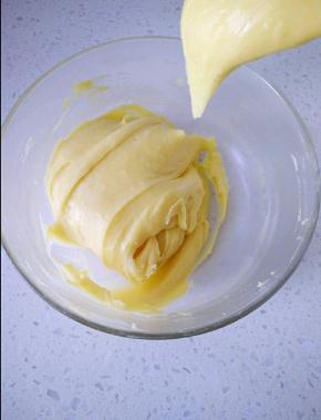 11用刮刀舀起面糊成倒三角，不马上掉落即可，装入裱花袋。