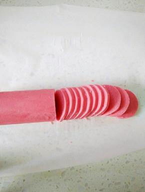 12取出酥皮，回温一下，切成薄片。