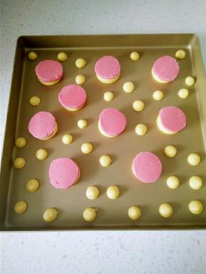 13在烤盘挤一个大泡芙，再挤三个迷你小泡芙，装饰小熊耳朵和鼻子，酥皮片盖在泡芙顶部。