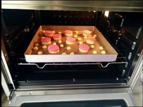 14放入预热好的烤箱，上下190度，烘烤10分钟，转180，15分。