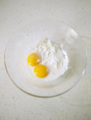 16卡仕达酱，蛋黄加入低筋面粉和玉米淀粉，再加入配方里牛奶15克。