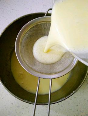 18将剩下的牛奶和白砂糖煮开，一边倒入蛋黄糊一边不停搅拌，过筛一遍，去除颗粒