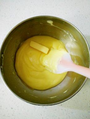 20加入黄油，搅拌均匀，放进干净容器，表面贴保鲜膜冷藏备用。