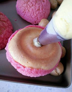 22从泡芙底部挤入卡仕达酱。