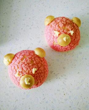 23迷你小泡芙对半切开，挤入少许卡仕达酱，粘在泡芙两端做小熊耳朵，在脸部挤少许卡仕酱。