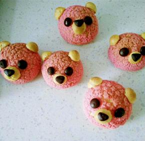 24粘上巧克力眼睛和鼻子即，萌萌哒小熊泡芙就完成啦！