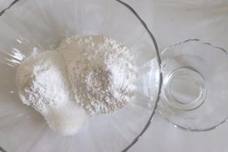 首先制作白色糕部分，准备好食材。