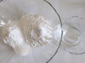 首先制作白色糕部分，准备好食材。