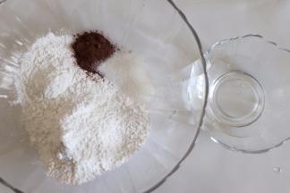 接着制作巧克力部分，准备好食材。