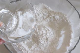 白色部分的糯米粉、粘米粉、细砂糖，先搅匀。倒入水，并预留少部分水，之后用手混合粉类，建议戴不粘手套操作，混合后的状态是，散的颗粒状，用手握的话，可以成团就可以了，不要太湿润。可以用预留的水分来调整，覆盖盖子待用。