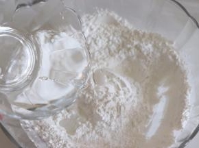 白色部分的糯米粉、粘米粉、细砂糖，先搅匀。倒入水，并预留少部分水，之后用手混合粉类，建议戴不粘手套操作，混合后的状态是，散的颗粒状，用手握的话，可以成团就可以了，不要太湿润。可以用预留的水分来调整，覆盖盖子待用。