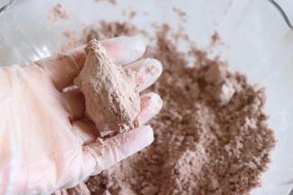 粉类先混匀均匀后，倒入水。状态类似白色的状态，能握出一个凝固的形状不散，用手触碰才散的程度。