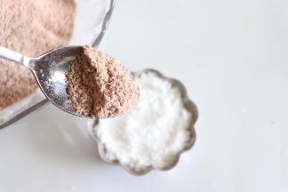 再覆盖巧克力色的粉在表层，量可以多一些。但是不要用勺子压，需要蓬松的状态。