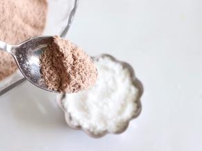 再覆盖巧克力色的粉在表层，量可以多一些。但是不要用勺子压，需要蓬松的状态。