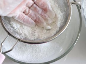 找一个网孔略粗一点的网筛，需要把刚才制作的俩种湿粉，过筛一次。过筛的时候，可以用手取摁压着湿粉过筛，或者是用勺子压着过筛。