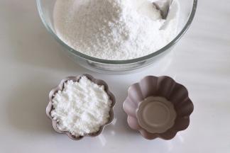 全部筛完后，用勺子挖出白色的粉，到花型的碗中，一般模具最好都涂一层油，容易脱模。