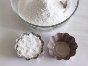 全部筛完后，用勺子挖出白色的粉，到花型的碗中，一般模具最好都涂一层油，容易脱模。