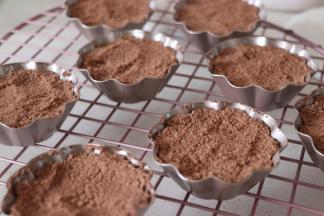 蒸好后就揭开锅盖，用食物夹取出，稍微晾一下。