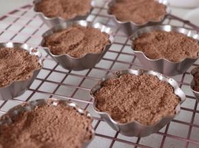 蒸好后就揭开锅盖，用食物夹取出，稍微晾一下。