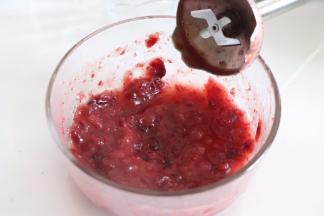 用蔓越莓干用开水冲洗后，倒入适量开水，用搅拌机打碎成果泥。