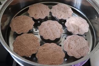 提前烧开一锅水，等全部做完之后，放入开水锅中蒸25分钟，蒸制时间也需要根据自己的模子来调整。