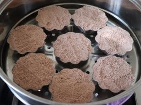 提前烧开一锅水，等全部做完之后，放入开水锅中蒸25分钟，蒸制时间也需要根据自己的模子来调整。