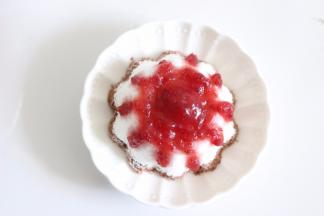 淋到蒸糕上面，再撒一层椰蓉。