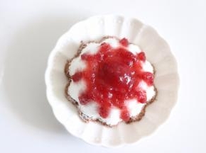 淋到蒸糕上面，再撒一层椰蓉。