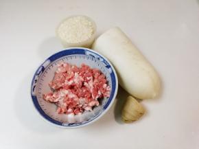 准备好食材：肉糜，白萝卜，大米，姜
