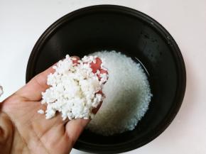 大米清洗两遍，清水浸泡十五分钟