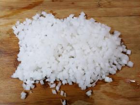 白萝卜削去皮切成丁