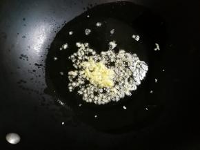 热锅凉油放入姜末煎出香味