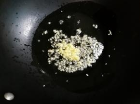 热锅凉油放入姜末煎出香味