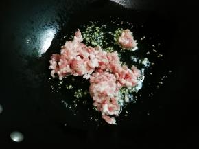放入肉末煸炒