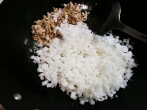 放入白萝卜丁