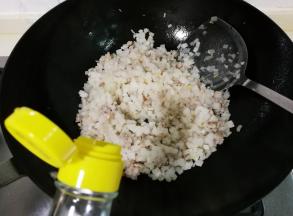 放入一勺料酒蒸发掉