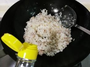 放入一勺料酒蒸发掉