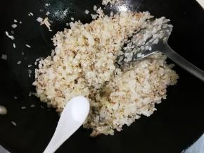 放入大米翻炒出米香味，放一小勺盐
