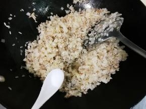 放入大米翻炒出米香味，放一小勺盐