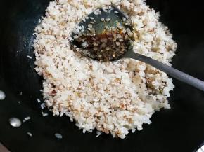 放入两勺生抽翻炒均匀