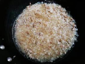 放入和大米平齐的热水烧开