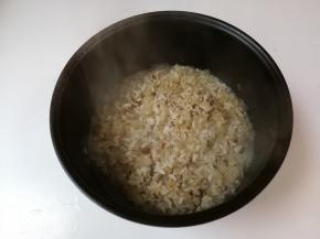 将锅中大米萝卜连汤水一起放入电饭锅内胆